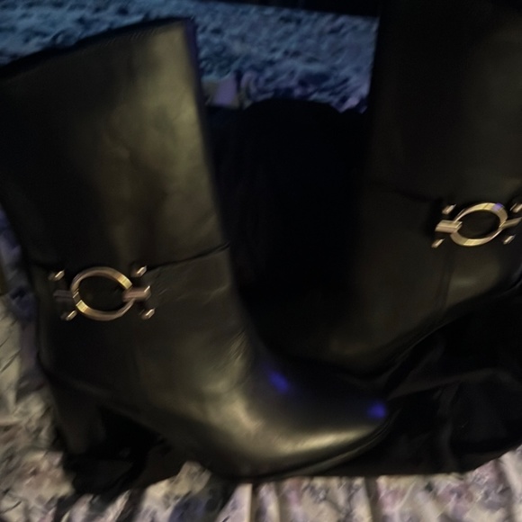Black heeled boots - Picture 2 of 4